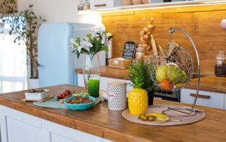 veganlyy-image-kitchen-modern-vegan-sustainable-blog-vegano-imagen-cocina-luminosa-molinillo-pimienta-blanca-colgantes-metal-frutas