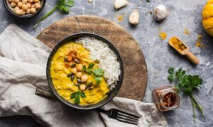 veganlyy-blog-kitchen-recipe-vegan-dish-meal-easy-cooking-coconut-curry-view-pakistan-food-arrangement