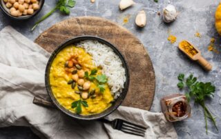 veganlyy-blog-kitchen-recipe-vegan-dish-meal-easy-cooking-coconut-curry-view-pakistan-food-arrangement