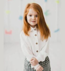 laume linen menuo kids linen shirt weared by a red haired girl presented by veganlyy.com
