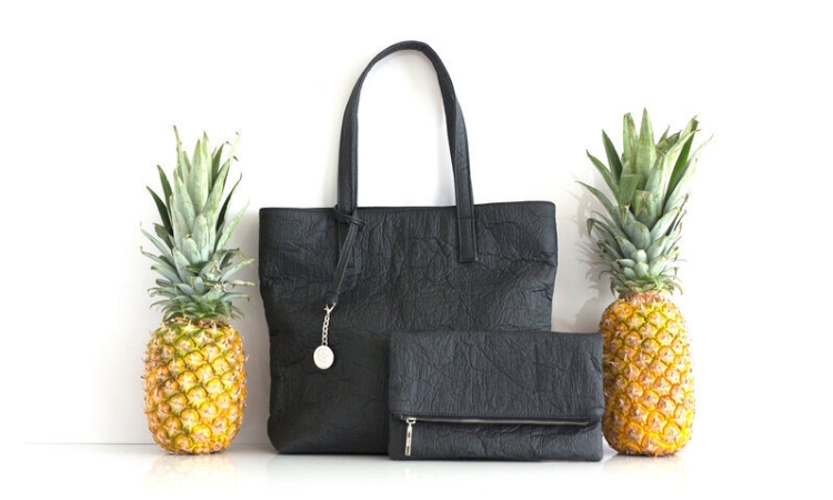 sustainable vegan women handbag made from pinatex surrounded by 2 pieapples presented by veganlyy blog