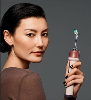 veganlyy-dyson-ch-camera-jet-electric-only toothbrush-with-a-Gap-Optical-Targeting™-camera-teeth-cleaner-eco-sustainable-bathroom